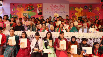 ৫২ ফুট ক্যানভাসে ‘স্মার্ট বাংলাদেশ’  আঁকলো শিশুরা